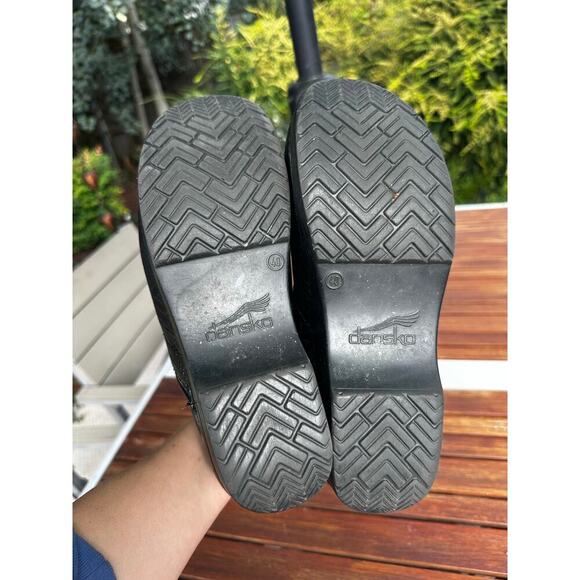 Dansko Black Leather Women's 9/EU 40 Professional Tooled Floral Embossed Clog - Picture 6 of 9